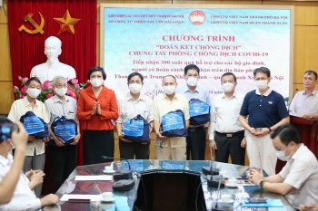 HAUFO và tổ chức Tzu Chi tặng quà cho người dân Thanh Xuân gặp khó khăn vì Covid-19