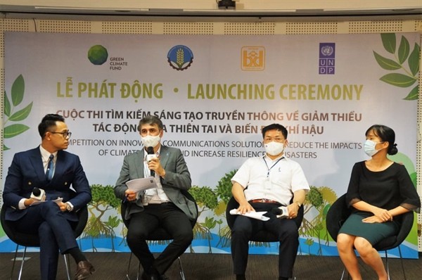 Các đại biểu dự lễ phát động cuộc thi tìm kiếm sáng kiến truyền thông về biến đổi khí hậu.