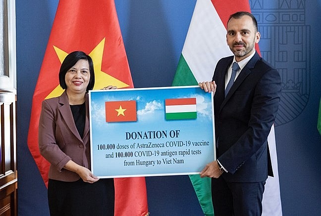 Đại sứ Việt Nam tại Hungary Nguyễn Thị Bích Thảo tiếp nhận ủng hộ