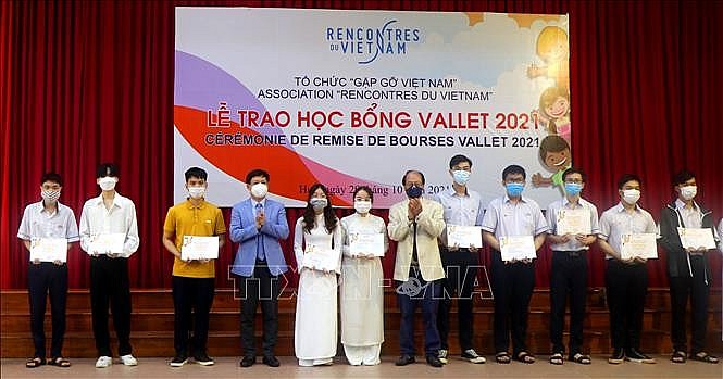 Ban tổ chức trao học bổng cho học sinh, sinh viên xuất sắc. (Ảnh: TTXVN)