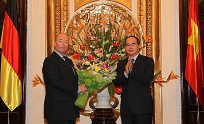 Phó Thủ tướng Nguyễn Thiện Nhân chúc mừng Đại sứ Rolf Schulze. (Ảnh: Chinhphu.vn)