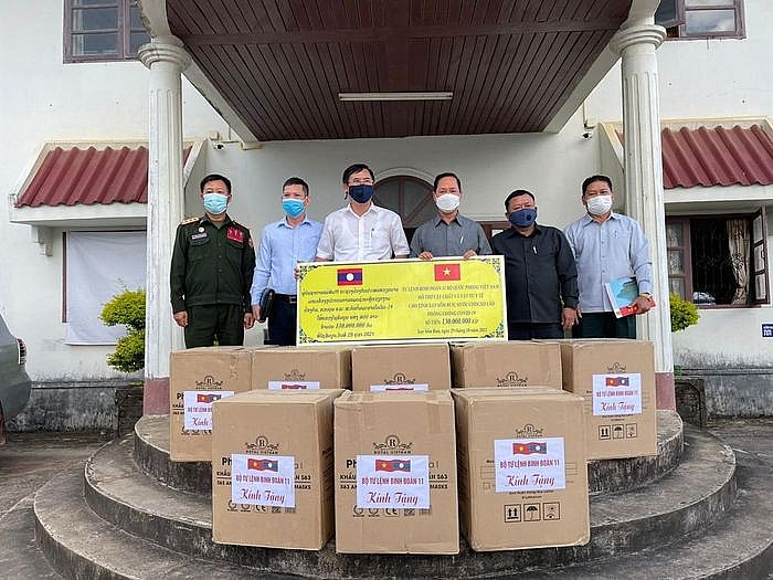 Thiếu tướng Nguyễn Quốc Dũng (áo trắng) trao vật tư y tế cho đại diện chính quyền tỉnh Xaysomboun. (Ảnh: VOV)