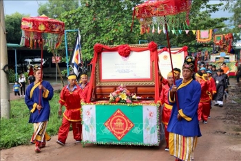 le hoi dinh thay thim thu hut dong dao khach hanh huong