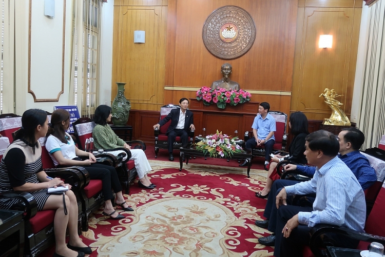 Ông Hầu A Lềnh, Phó Chủ tịch – Tổng Thư ký UBTƯ MTTQ Việt Nam tiếp Phó chủ tịch Thường trực Hội Hữu nghị Việt Nam - Nhật Bản Bùi Khắc Sơn.