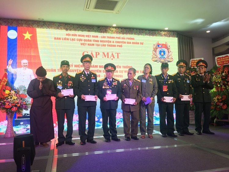 Ban tổ chức Lễ kỷ niệm tặng quà cho thân nhân các gia đình liệt sĩ, các cựu chiến binh quân tình nguyện có hoàn cảnh khó khăn