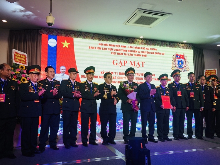 Lãnh đạo Hội Hữu nghị Việt Nam - Lào TP Hải Phòng trao Quyết định kiện toàn Ban Chấp hành Cựu quân tình nguyện và Chuyên gia quân sự thuộc Hội Hữu nghi Việt Nam - Lào TP Hải Phòng.