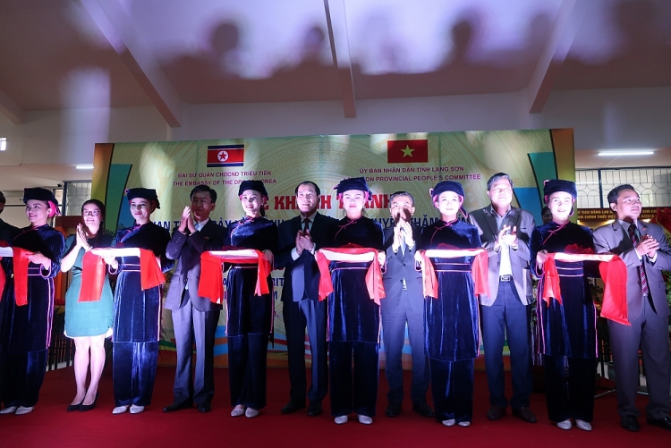 Đại diện lãnh đạo tỉnh Lạng Sơn và Đại sứ quán Triều Tiên tại Việt Nam cắt băng khánh thành gian trưng bày