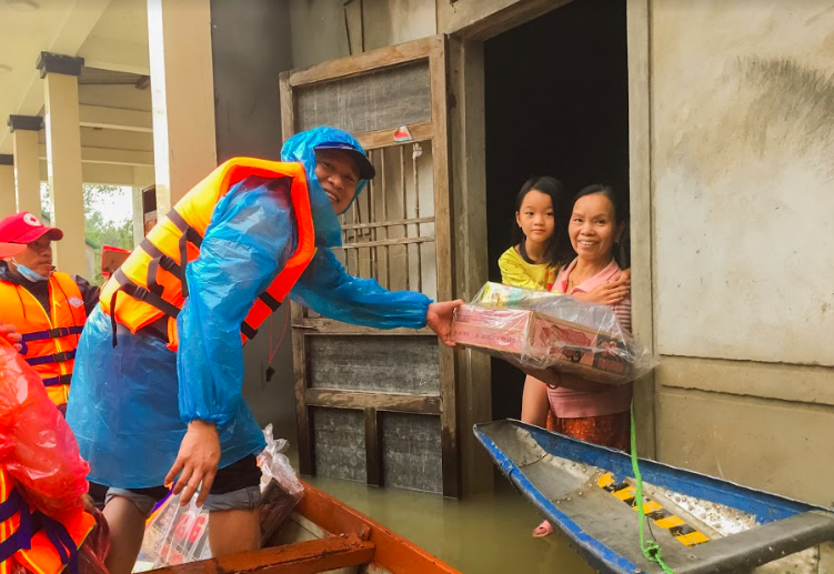 World Vision Việt Nam trong chuyến cứu trợ khẩn cấp cho người dân tại huyện Hải Lăng, tỉnh Quảng Trị