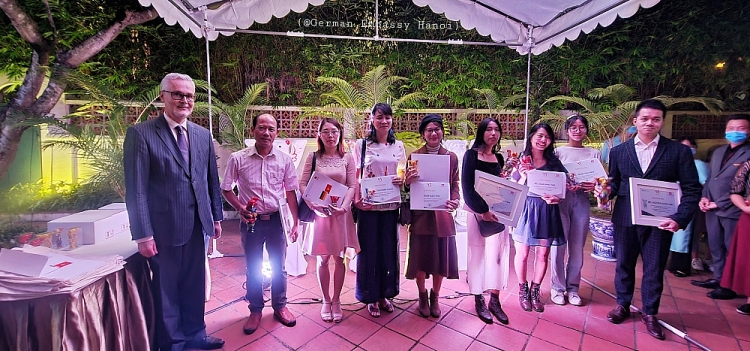 Đại sứ Đức Guido Hildner trao bằng khen và quà lưu niệm cho các nghệ sĩ tham dự cuộc thi.