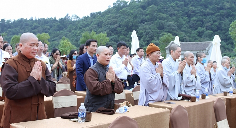 Tăng ni, phật tử và đông đảo du khách thực hiện nghi thức cầu quốc thái dân an. (Ảnh: Báo Quảng Ninh)
