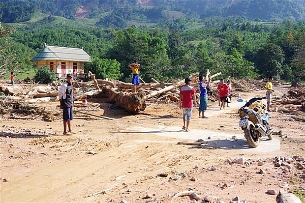 Cây cối nằm ngổn ngang sau trận lũ quét cô lập hoàn toàn xã Hướng Việt, huyện miền núi Hướng Hóa, tỉnh Quảng Trị. (Nguồn: TTXVN phát)