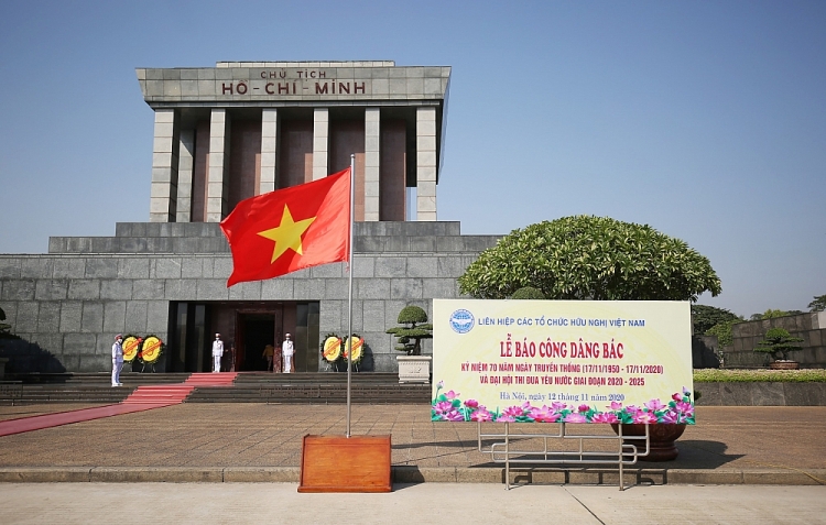 Chùm ảnh Liên hiệp Hữu nghị báo công dâng bác nhân kỷ niệm 70 năm Ngày Truyền thống