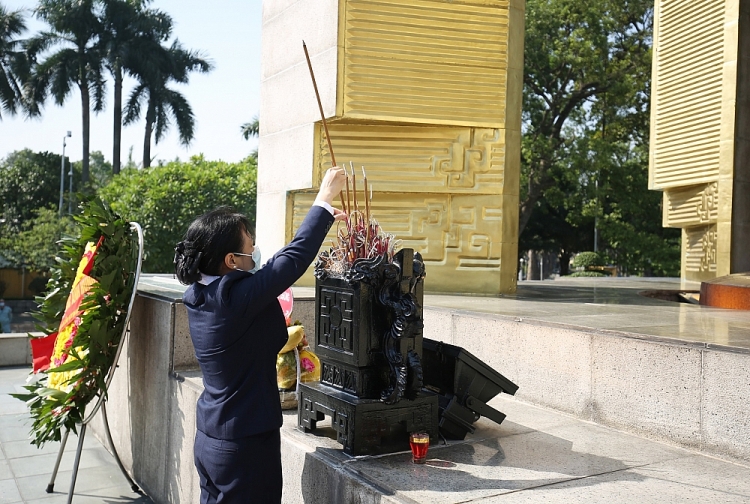 Chùm ảnh Liên hiệp Hữu nghị báo công dâng bác nhân kỷ niệm 70 năm Ngày Truyền thống