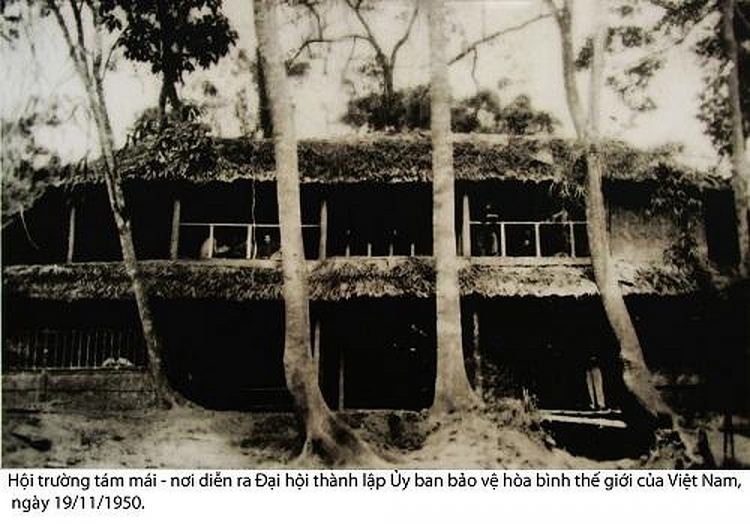 Ngôi nhà Tám mái – nơi diễn ra Hội nghị hòa bình Việt Nam lần thứ nhất là thành lập Ủy ban Bảo vệ Hòa bình thế giới của Việt Nam. 