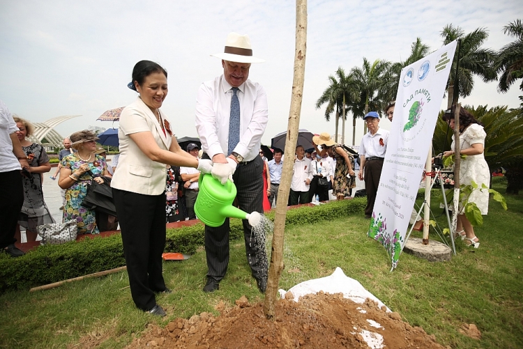 Ngày 10/6, tại khuôn viên Công viên Hòa Bình, Hà Nội, Trung tâm Khoa học và Văn hóa Nga tại Hà Nội phối hợp Đại sứ quán Liên bang Nga tại Việt Nam và Liên hiệp các tổ chức hữu nghị thành phố Hà Nội trồng cây lưu niệm tại Khu vườn Hữu nghị.