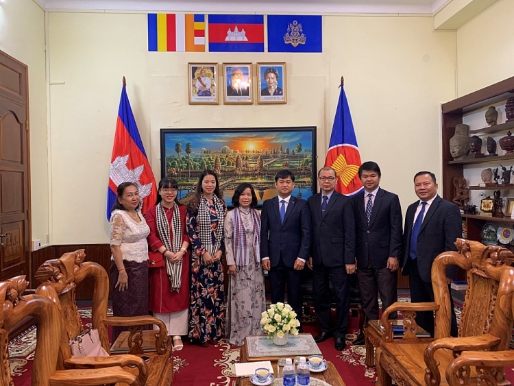 Các đại biểu chụp hình lưu niệm.