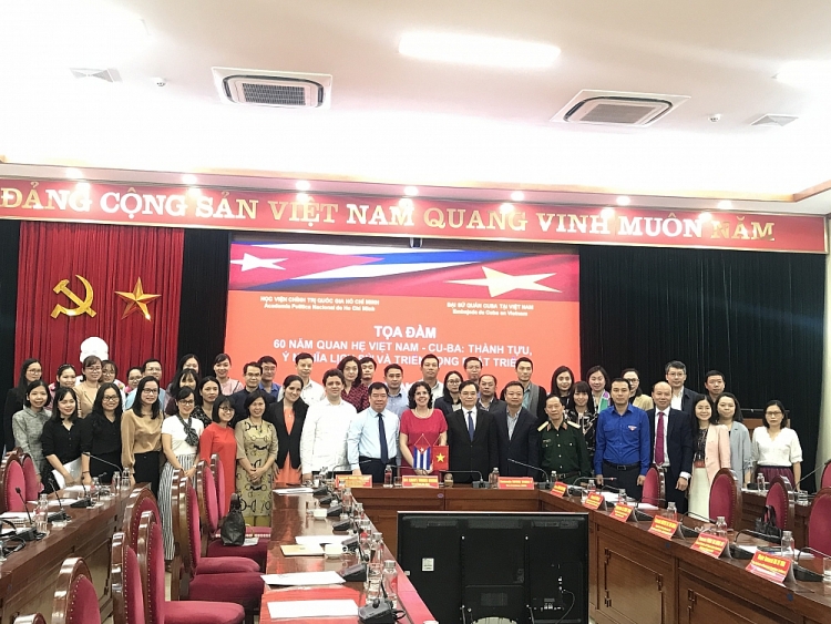Các đại biểu chụp ảnh lưu niệm.