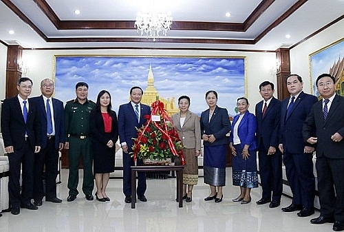 Đại sứ Nguyễn Bá Hùng cùng đoàn chúc mừng Ban đối ngoại Trung ương Lào nhân dịp 45 năm Quốc khánh.