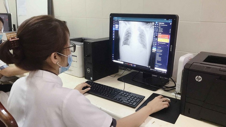 Bác sĩ tại bệnh viện Trung Ương Huế sử dụng ứng dụng DrAid của VinBrain