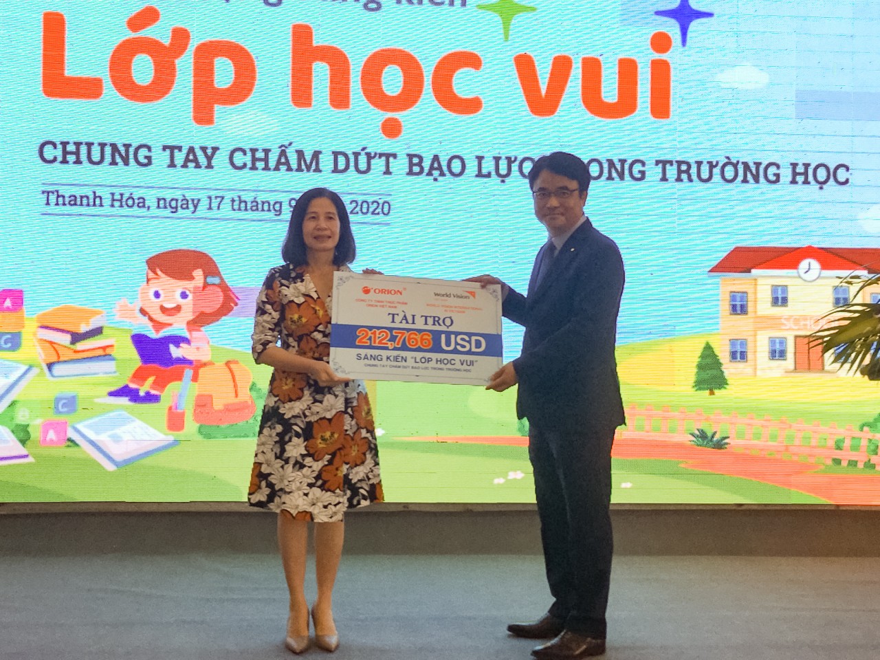 Bà Thân Thị Hà trong một hoạt động của World Vision Việt Nam.