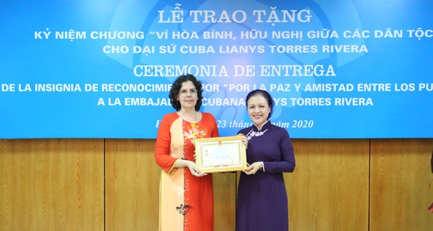 Chủ tịch Liên hiệp các tổ chức Hữu nghị Việt Nam Nguyễn Phương Nga trao Kỷ niệm chương cho Đại sứ Đặc mệnh toàn quyền Cuba tại Việt Nam Lianys Torres Rivera. 