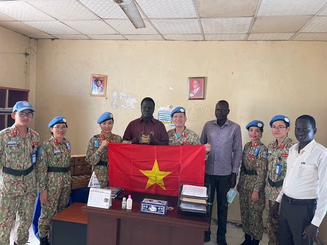 Phụ nữ và thanh niên bệnh viện dã chiến Việt Nam thăm và tặng quà các trường học tại Nam Sudan