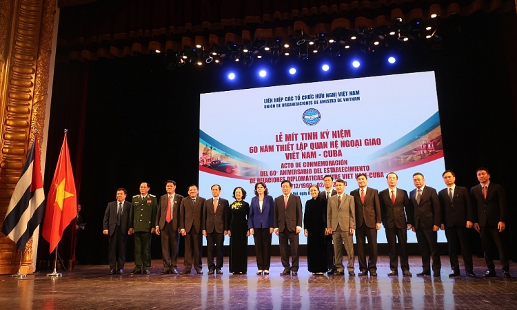 Các đại biểu chụp hình lưu niệm.