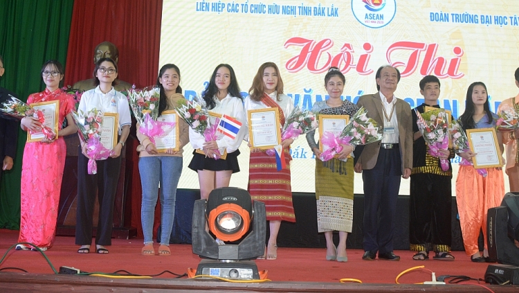 Ban tổ chức trao giải cho các đội có thành tích xuất sắc tại hội thi.