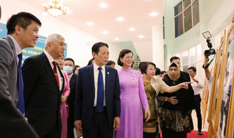 Thứ trưởng Bộ TT&TT Hoàng Vĩnh Bảo, Phó Chủ tịch UBND tỉnh Trần Tuyết Minh, cùng Tổng lãnh sự các nước tham quan triển lãm.