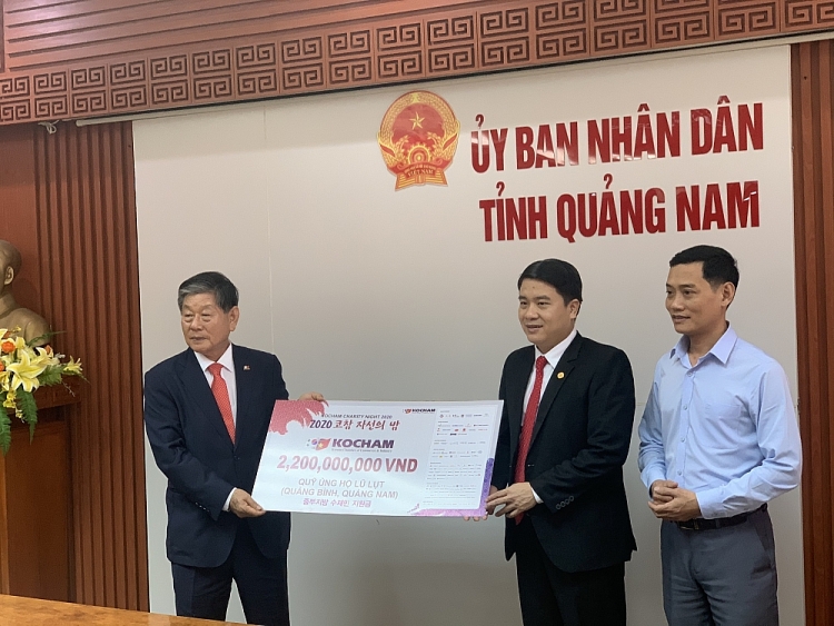 Phó Chủ tịch UBND tỉnh Trần Văn Tân cùng Phó Chủ tịch UBND thị xã Ba Đồn (Quảng Bình) Nguyễn Văn Tình (áo sơ mi) tiếp nhận nguồn hỗ trợ từ KOCHAM. Ảnh: N.Đ