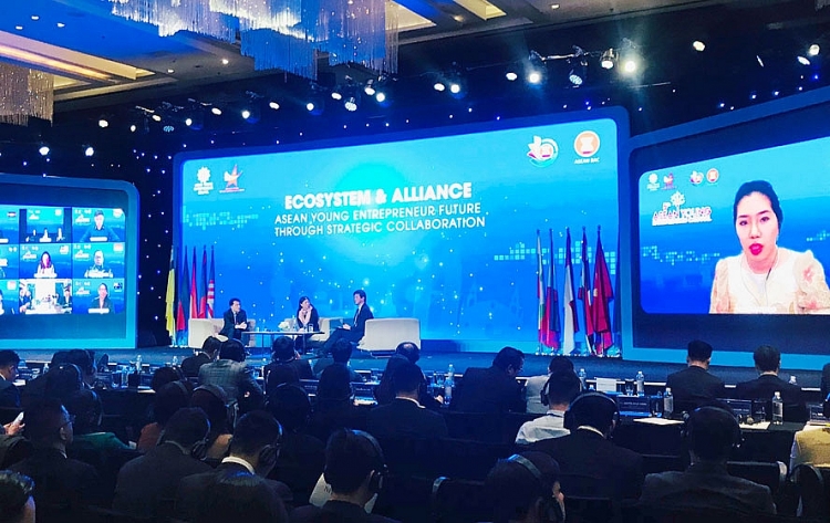 Các diễn giả và doanh nhân trẻ ASEAN trao đổi, chia sẻ kinh nghiệm.