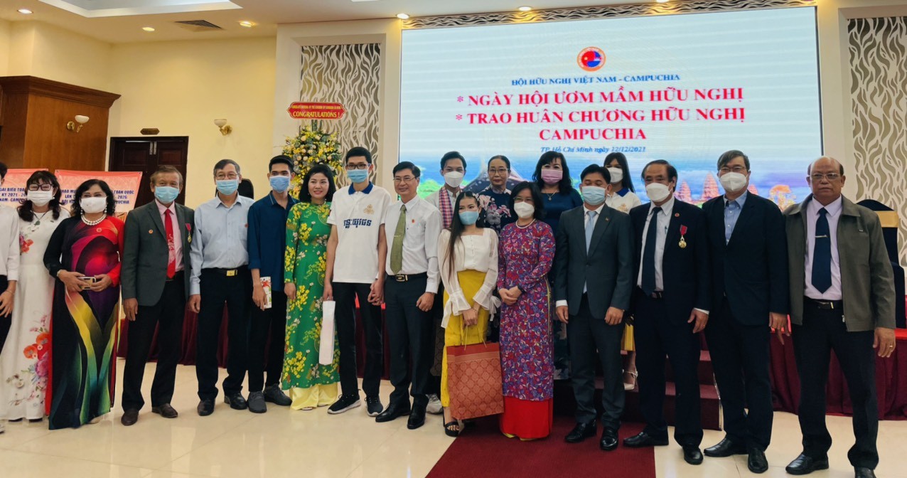 Các đại biểu chụp ảnh lưu niệm tại buổi lễ.