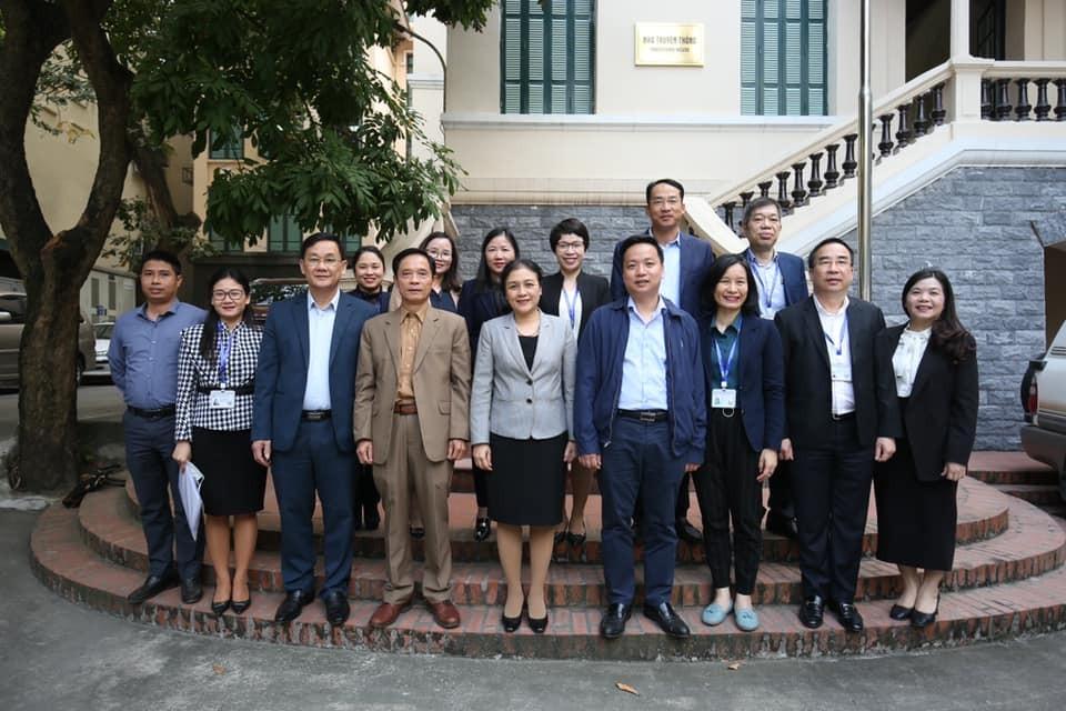 Các đại biểu chụp ảnh lưu niệm. (Ảnh: Tuấn Việt)