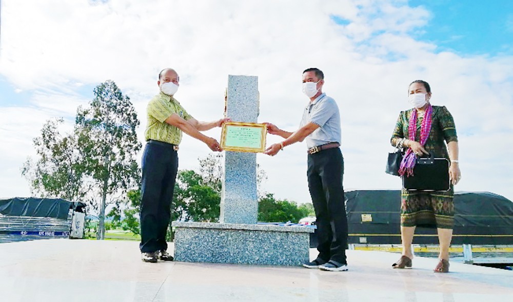 Đại diện Hội người Khmer - Việt Nam tại tỉnh Tà Keo trao thư cảm ơn cho đoàn công tác huyện Tịnh Biên. (Ảnh: Báo An Giang)
