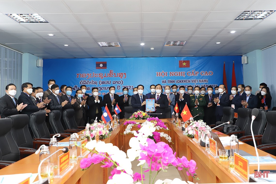 Lãnh đạo hai tỉnh Hà Tĩnh và Khammouane trao biên bản ghi nhớ hợp tác năm 2022. (Ảnh: Báo Hà Tĩnh)