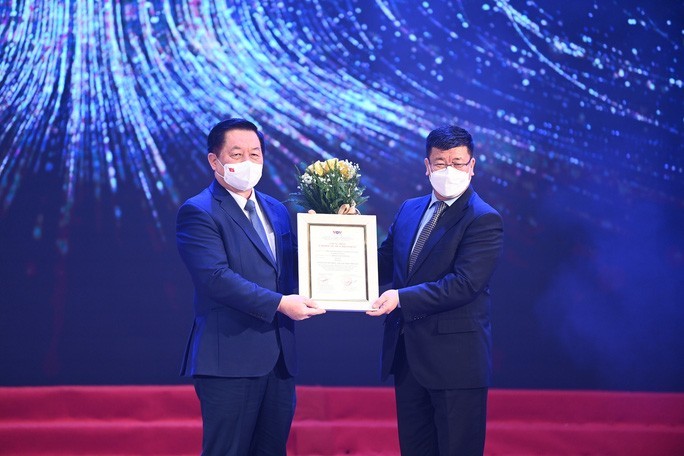 Ngài Jigjee Sereejav, Đại sứ đặc mệnh toàn quyền Mông Cổ tại Việt Nam, đã thay mặt nhạc sĩ Ariunbold Dashdor nhận Giải đặc biệt từ Bí thư Trung ương Đảng, Trưởng Ban Tuyên giáo Trung ương Nguyễn Trọng Nghĩa.