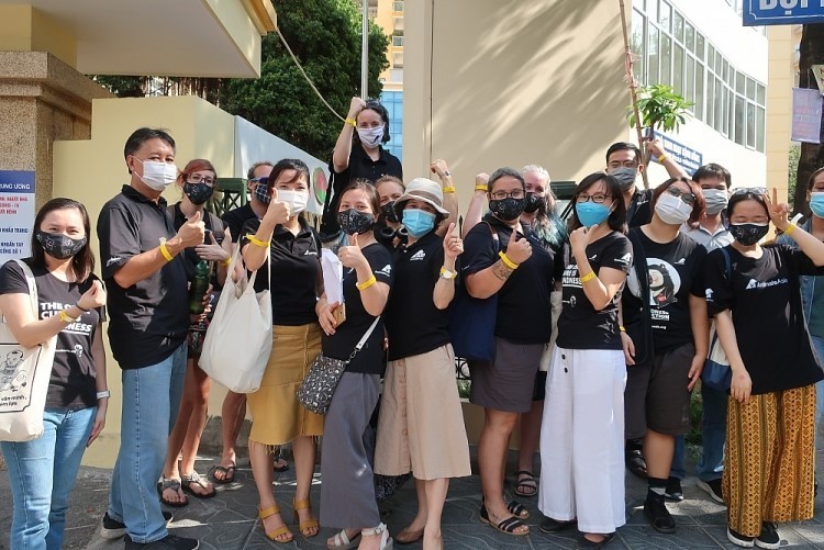 Cán bộ, nhân viên các tổ chức phi chính phủ nước ngoài bày tỏ niềm vui sau khi được tiêm vaccine phòng Covid-19. 