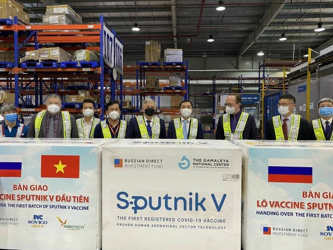 Lô vaccine Sputnik V với 740.000 liều về đến sân bay Nội bài sáng 29/9.