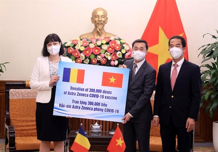Thứ trưởng Ngoại giao Tô Anh Dũng và Thứ trưởng Y tế Trần Văn Thuấn chụp hình cùng Đại sứ Romania tại VN Cristina Romila trong lễ nhận 300.000 liều vắc-xin AstraZeneca do Romania tặng hôm 25/8/2021 tại Hà Nội.