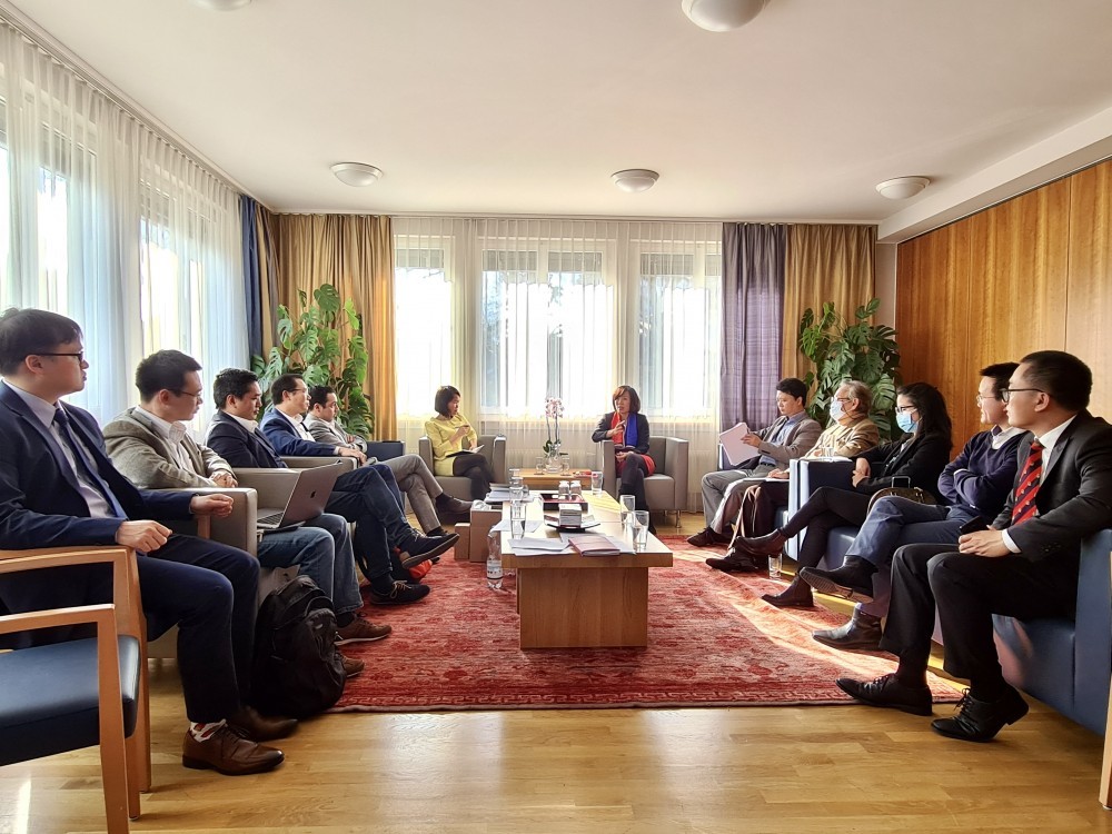 Đại sứ Lê Linh Lan tiếp đoàn Hội Nhịp cầu kinh doanh Việt Nam-Thụy Sỹ.