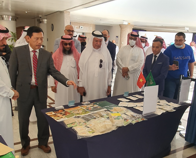 Đại sứ Việt Nam tại Ả-rập Xê-út Vũ Viết Dũng giới thiệu một số sản phẩm nông sản Việt Nam đến các doanh nghiệp Ả-rập Xê-út. Ảnh: Báo Công thương