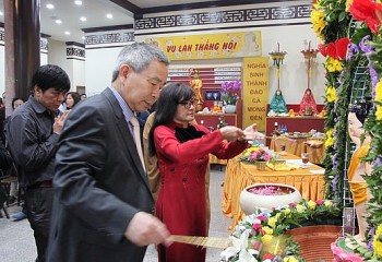 Hỗ trợ các hoạt động tôn giáo gắn với việc giữ gìn và phát huy văn hóa dân tộc cho kiều bào