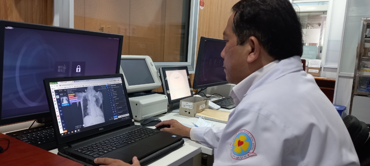 Bác sĩ Bệnh viện dã chiến Quận 11 ( thành phố Hồ Chí Minh) sử dụng DrAid chẩn đoán COVID-19 Bác sĩ Bệnh viện dã chiến Quận 11 ( thành phố Hồ Chí Minh) sử dụng DrAid chẩn đoán COVID-19