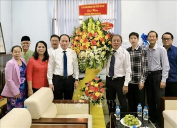 Chia vui cùng các chức sắc và đồng bào có đạo dịp Giáng sinh, năm mới