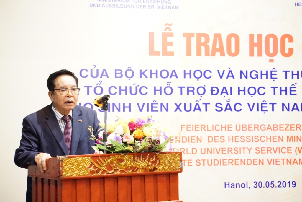 80 sinh vien ngheo vuot kho duoc trao hoc bong hessen duc