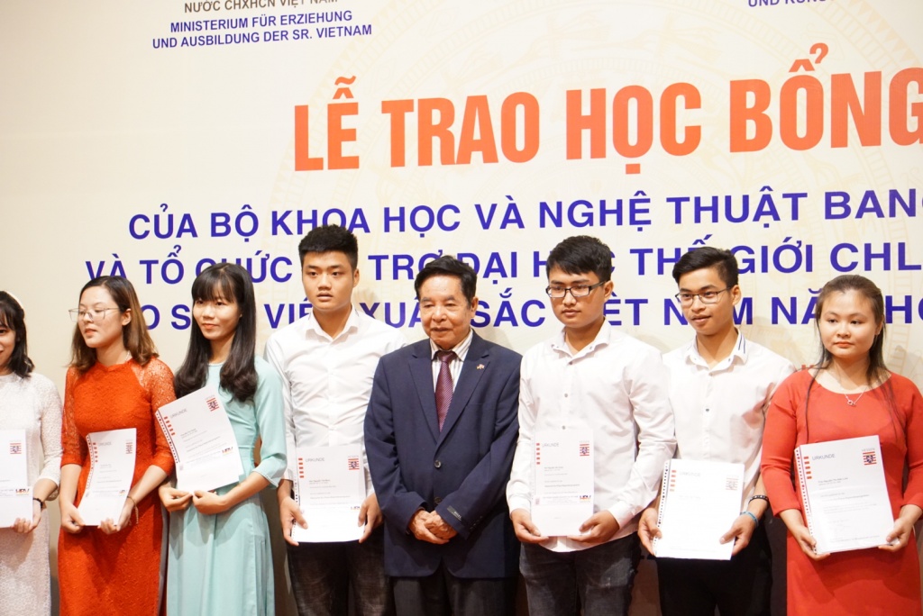 80 sinh viên nghèo vượt khó được trao học bổng Hessen (Đức)