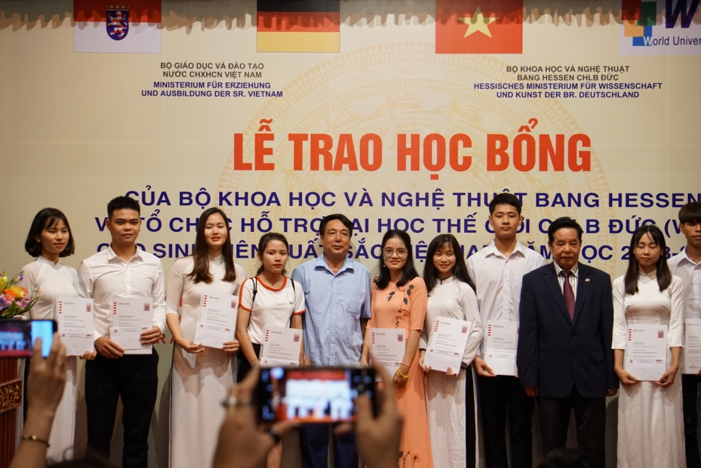 80 sinh vien ngheo vuot kho duoc trao hoc bong hessen duc