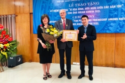 Ông Brian Edwin Teel nhận kỉ niệm chương của VUFO vì đóng góp cho ngành y tế và giáo dục tại Việt Nam.