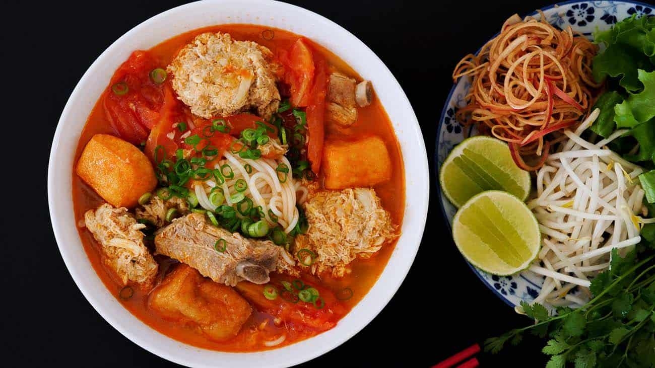 7 mon an khong the bo qua khi den tham ho chi minh