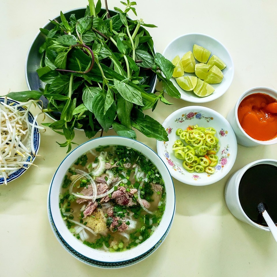 7 mon an khong the bo qua khi den tham ho chi minh